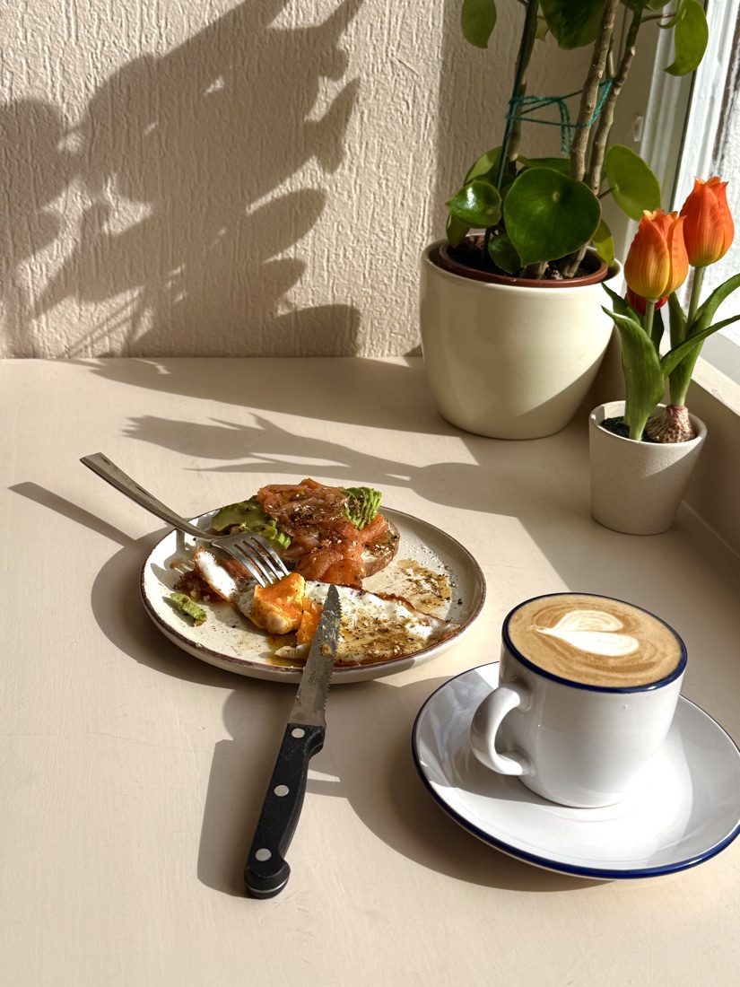 Frühstück bei Café Seedling — Avocado Brot mit Espresso in der Morgensonne