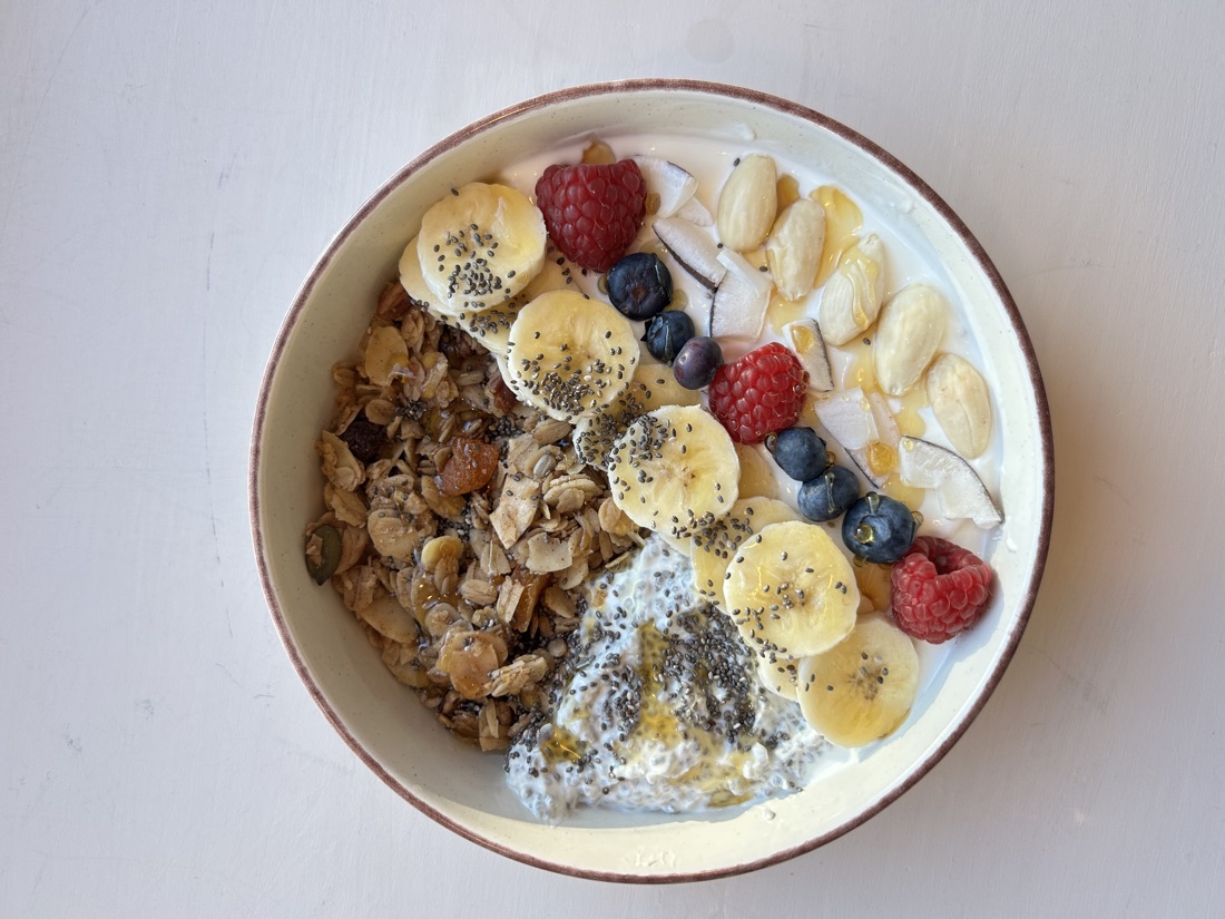 Joghurt Bowl mit Granola und Beeren