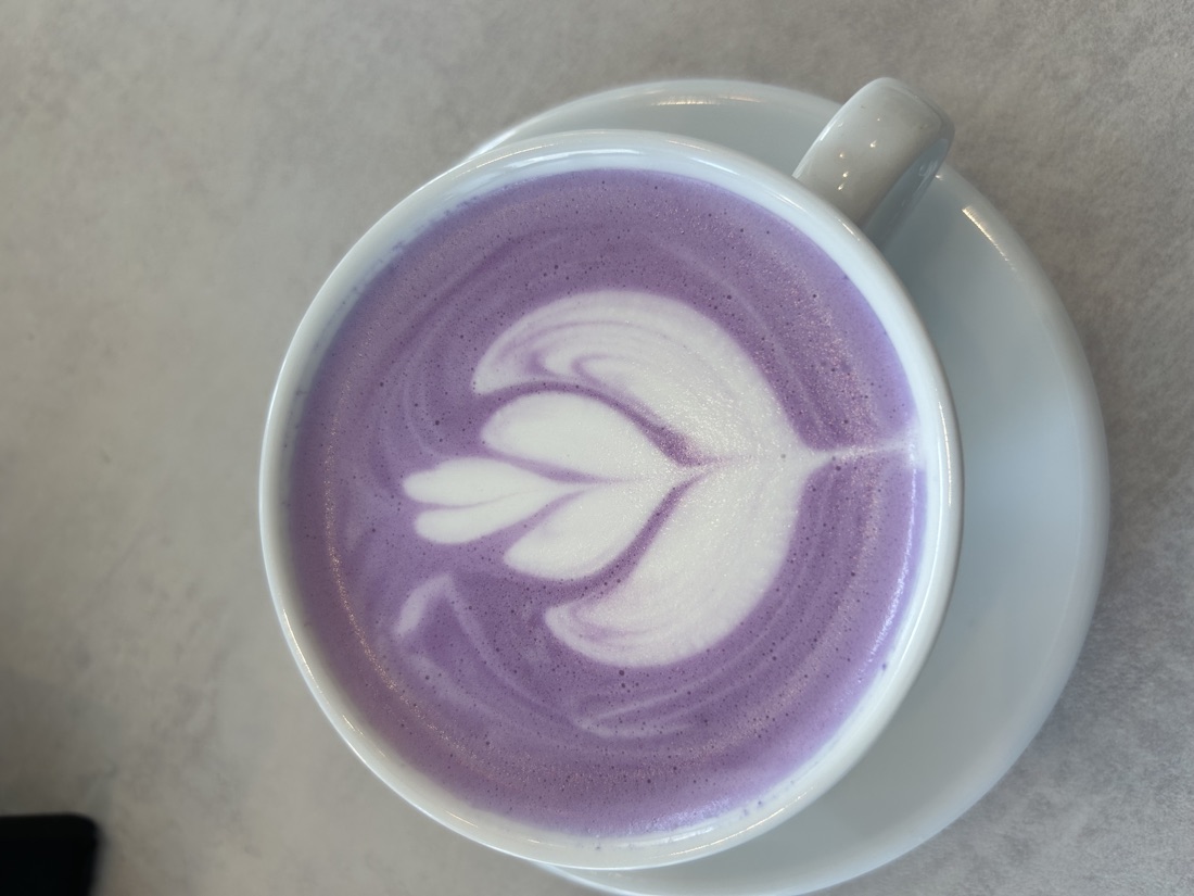 Ube Latte in Lila mit Latte Art