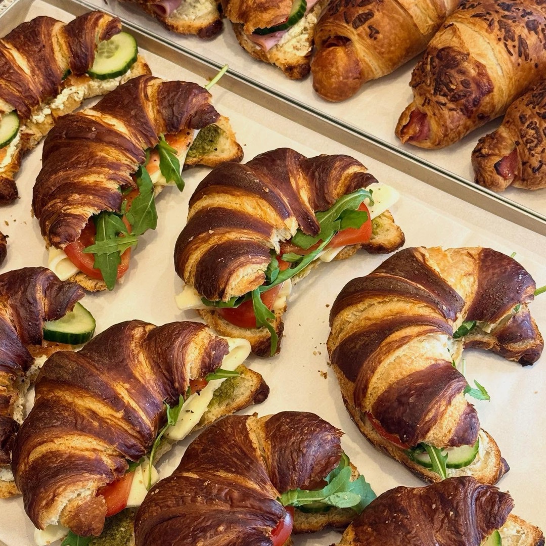 Croissant-Sandwiches frisch vom Blech