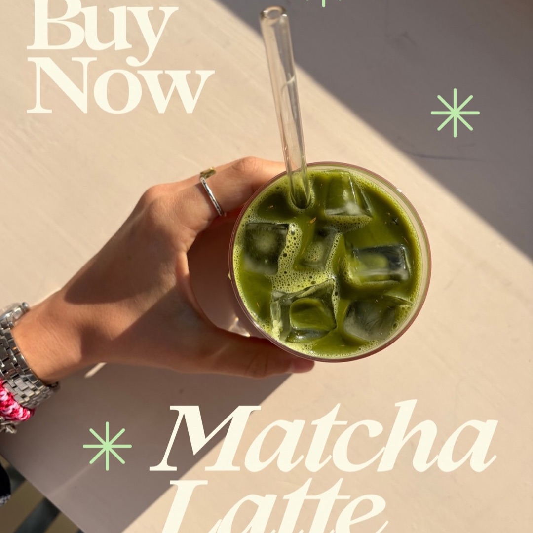 Iced Matcha Latte in der Sonne
