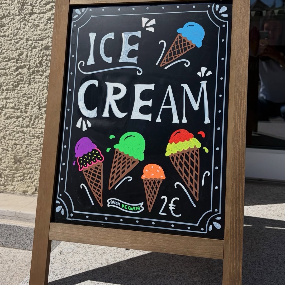 Ice-Cream-Tafel vor dem Café — auch vegan